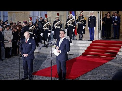 يرنار كازونوف يتسلّم مهامه رئيسًا للحكومة الفرنسية من مانويل فالس