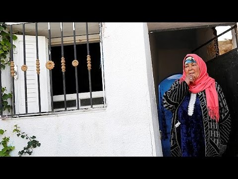 مئات التونسيين يتظاهرون أمام البرلمان
