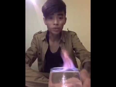 شاب متهور يشعل النار في نفسه