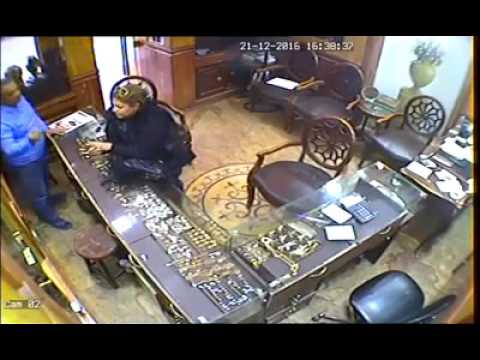 امرأة تغافل جواهرجي وتسرقه