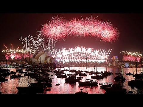 بالفيديو عروض عملاقة بالألوان والألعاب النارية لاستقبال العام الجديد