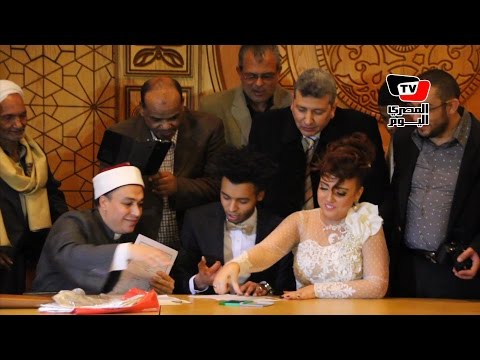 مي كساب تظهر بتسريحة غريبة في عقد قرانها