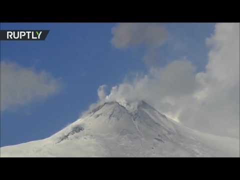أكبر بركان في أوروبا يعود إلى الثوران