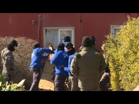 الشرطة الاسرائيلية تواصل إخلاء بؤرة عمونا