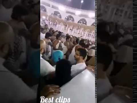 بالفيديو شخص يحاول إشعال النيران في الكعبة المُشرّفة