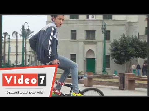 شاب يستعرض مواهبه في قيادة الدراجة