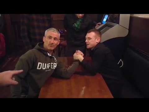 شاب يكسر عظامه في مصارعة الأيدي