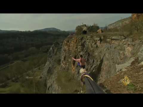 بالفيديو رياضة المشي على الحبال في مناطق جبلية تجذب هواة الخطر