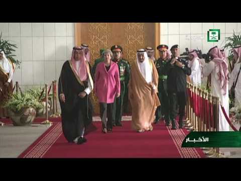 لحظة لقاء رئيسة الوزراء البريطانية مع الملك السعودي