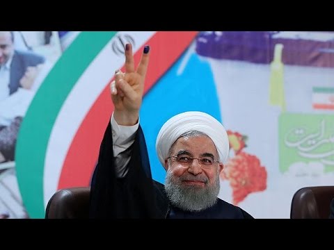 شاهد روحاني يتقدم للترشح لولاية رئاسية ثانية
