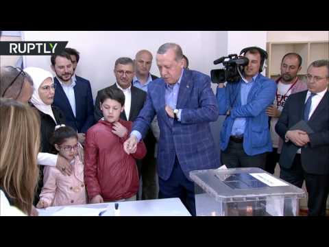 شاهد أردوغان يعوّل على قرار صائب لشعبه في الاستفتاء
