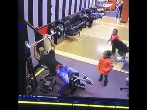 موقف محرج لشاب نحيل حاول الاستعراض في صالة جيم