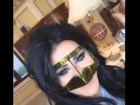 أحلام تنشر فيديو بـقناع ذهبي على إنستغرام