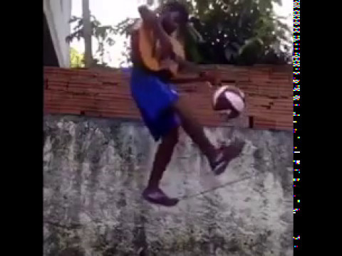 شاهد تحدٍ غريب ومثير في عالم كرة القدم