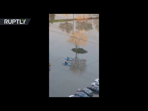 شاهد فيضانات وأمطار كندا تُجبر السكان على الاستعانة بالزوارق