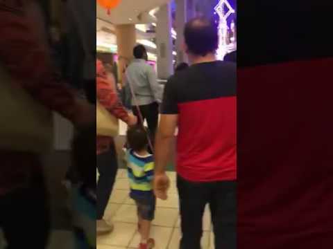 شاهد لحظة توقيف شاب حاول سرقة طفل من والدته