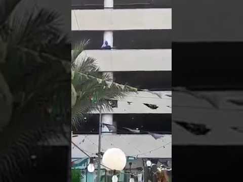 شاهد إنقاذ ناجح لفتاة لحظة محاولتها الانتحار
