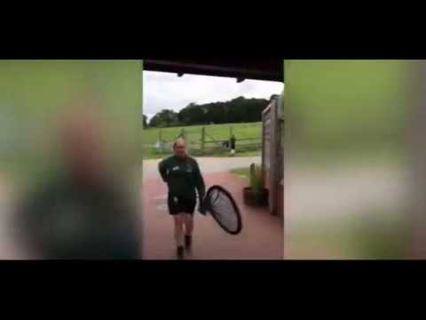 شاهد لحظة هروب قرد من حديقة حيوان وسط زوارها