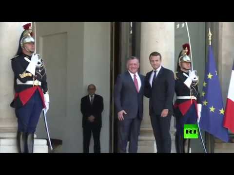 شاهد لحظة استقبال الرئيس إيمانويل ماكرون للملك عبدالله الثاتي