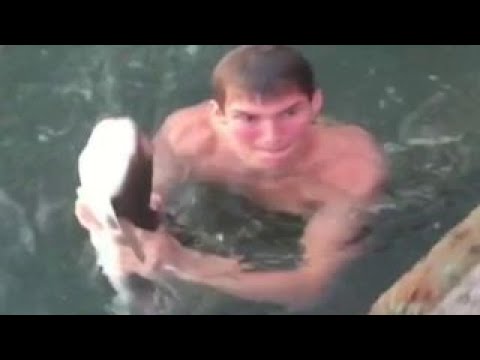 شاهد شاب يصطاد سمكة قرش بيده