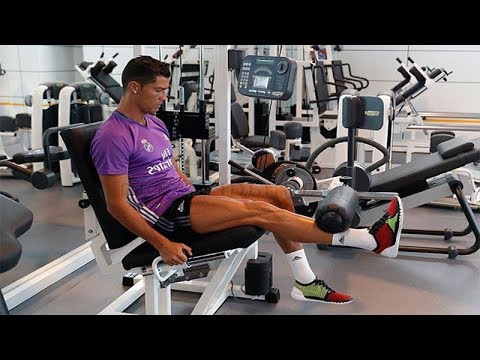 شاهد مقارنة بين كريستيانو رونالدو وليونيل ميسي