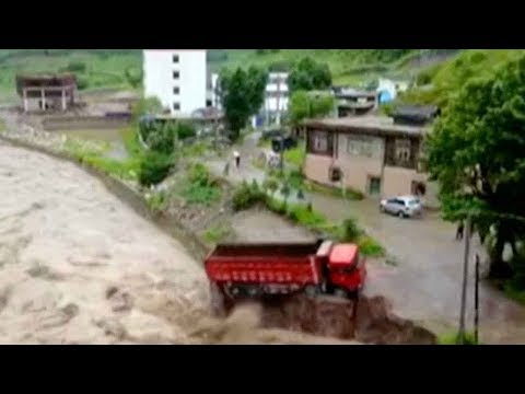 شاهد لحظات مروعة في الصين بسبب الأمطار الغزيرة