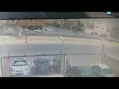 شاهد لحظة تعرّض سيارة مسرعة إلى حادث مروّع في السعودية