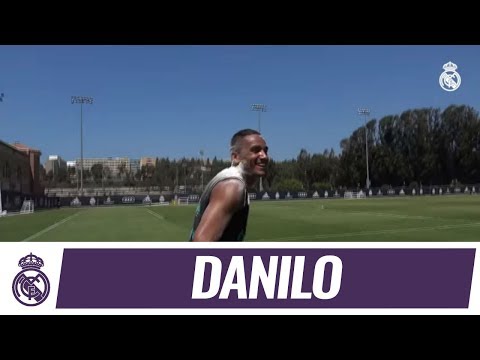 شاهد بيض و دقيق هدية مارسيلو احتفالاً بعيد ميلاده دانيلو