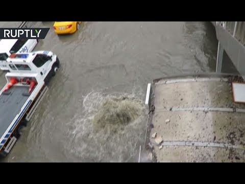 بالفيديو مشاهد صادمة لطوفان اسطنبول