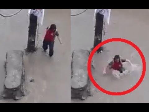 فيضان يسحب فتاة يثير رعب المارة في النيبال