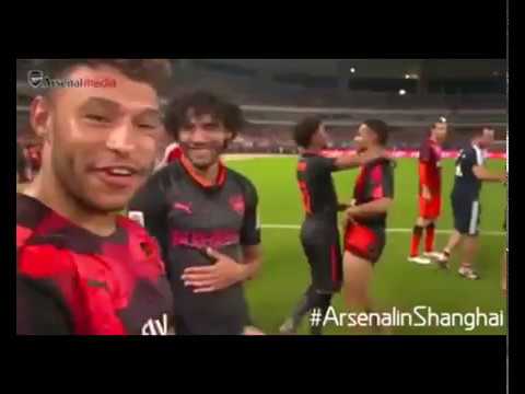 لاعبو أرسنال يداعبون النني بشعار محمد صلاح ملك مصر