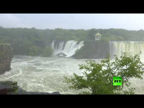 أمطار غزيرة تصنع شلالًا على شكل حدوة الحصان