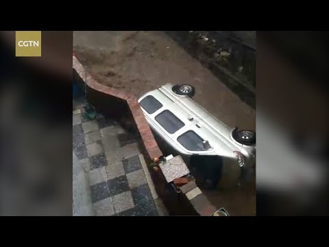 الفيضانات القوية تجرف السيارات وكل ما يقف في طريقها