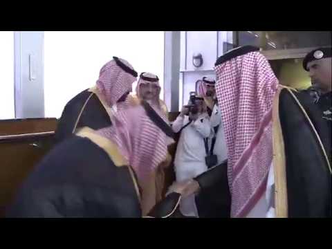 ولي العهد السعودي يقبل يد الملك سلمان في وداعه