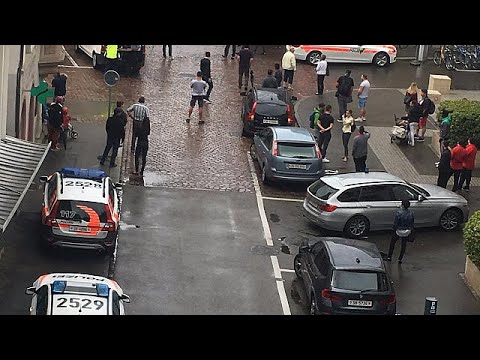 شاهد إصابة 5 أشخاص في هجوم بالمنشار في بلدة السويسرية شافهاوزن الصغيرة