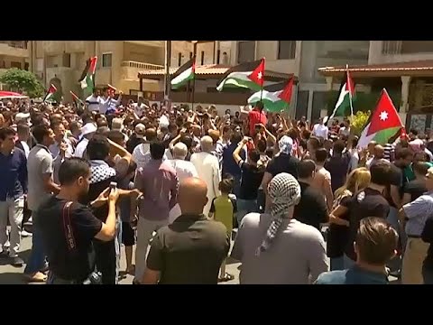 احتجاجات عارمة في الأردن للمطالبة بإغلاق السفارة الإسرائيلية