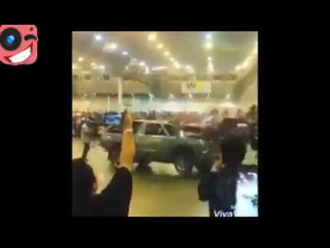 رقص مذهل باستخدام السيارات