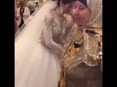 عروسة تتبادل الهدايا مع والديها ووالدي العريس بطريقة رائعة
