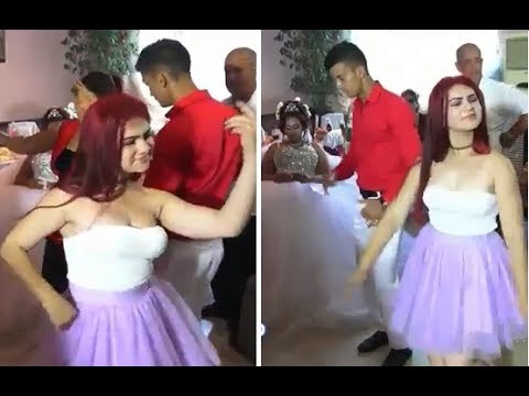 عروس رائعة تجلس حزينة في الكوشة