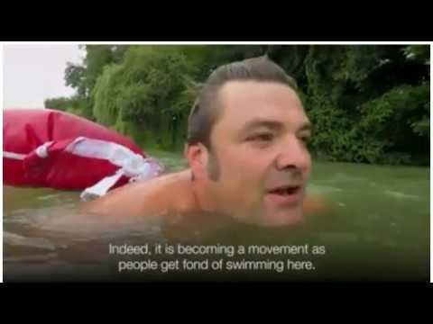 شاهد  ألماني يتفادى الزحام المروري عن طريق النهر