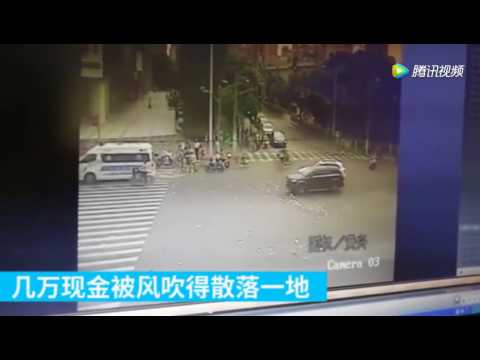 شاهد رجل يخسر آلاف الجنيهات على الطريق بسبب الرياح