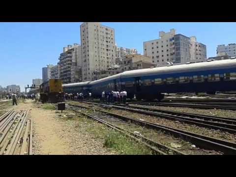 شاهد  لحظة تصادم وخروج قطار عن مسارة في الإسكندرية