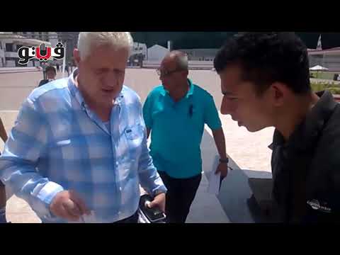 شاهد المستشار مرتضى منصور يبرز بطاقة التعريف الخاصة به