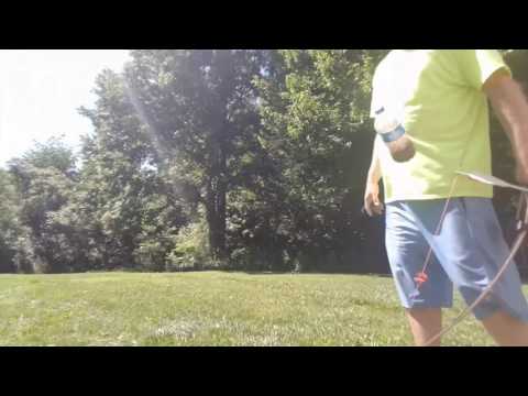 شاهد رامي رمح يستعرض مهاراته في ضرب زجاجتين بسهم واحد