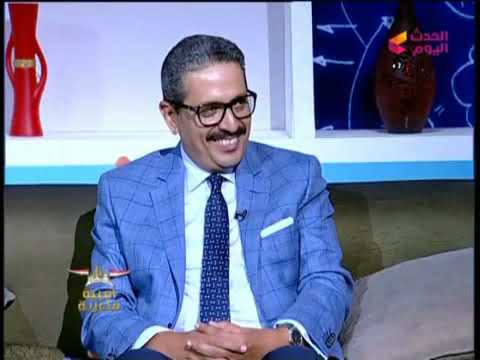 شاهد مذيعة تقبل ضيفها على الهواء مباشرة