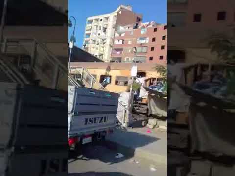 شاهد ركاب يعتلون جرار قطار ويتدلون من نوافذه أثناء سيره