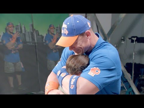 شاهد معجبو جون سينا يعدون مفاجأة له ويتسببون في بكائه