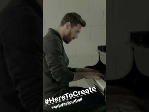 شاهد ليونيل ميسي يحتفل بإنطلاق دوري أبطال أوروبا على طريقته الخاصة