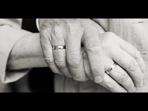 شاهد من شدة حزنها على فراق زوجها أقسمت ألا تتزوج بعده