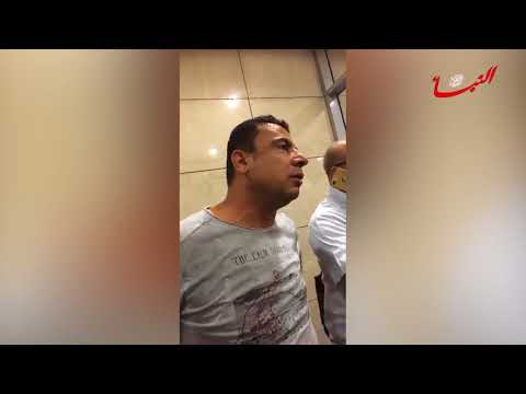 شاهد مسافرون يحتجّون في مطار القاهرة بسبب إغلاق أحد الأبواب